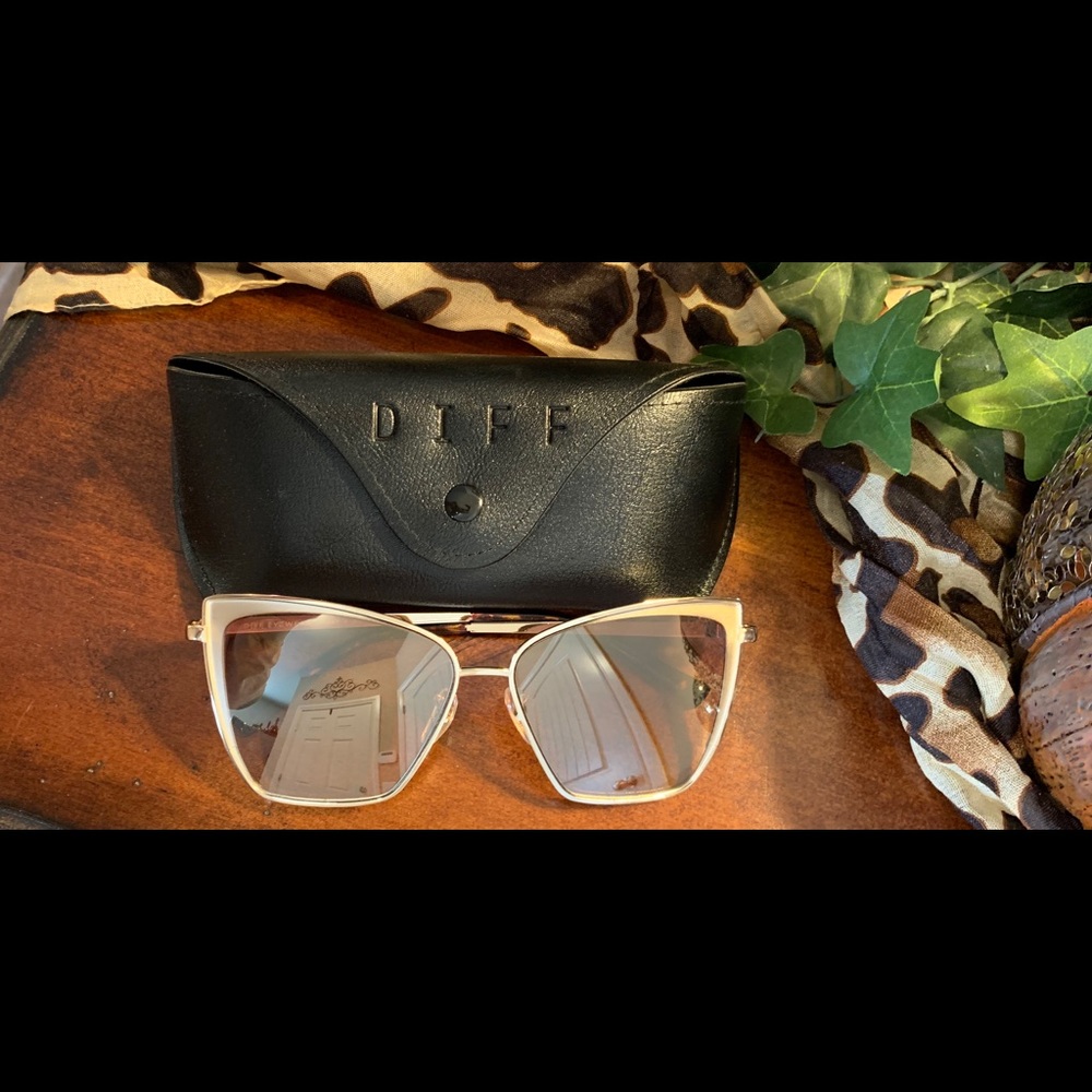 Like New! Diff Sunglasses Gold + Flash Brown